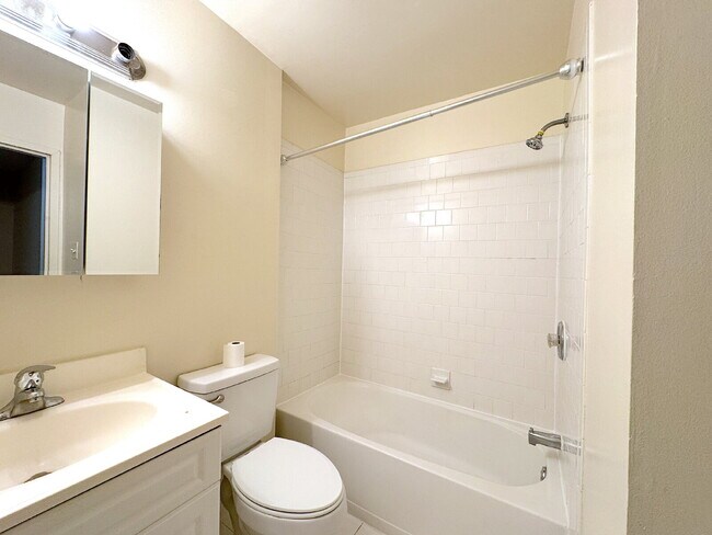 Building Photo - Comfortable Unit with Functional Layout