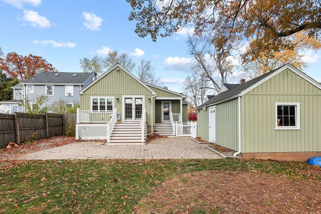 Building Photo - 15 Arapahoe Rd