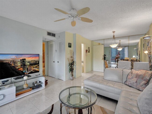Building Photo - 3113 S Ocean Dr