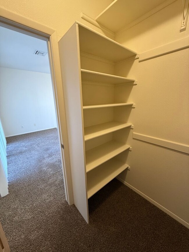 Building Photo - Beautiful 3 Bedroom/2.5 Bathroom Home Located off Roadrunner