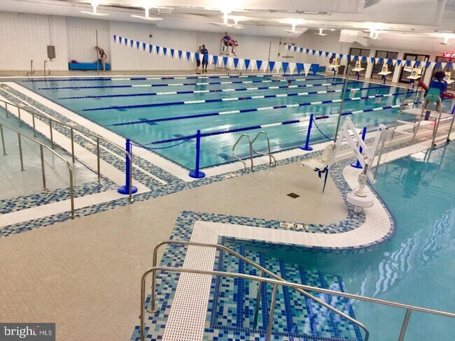 Building Photo - 1701 Lake Shore Crest Dr