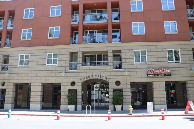 Building Photo - Spacious Downtown Condo