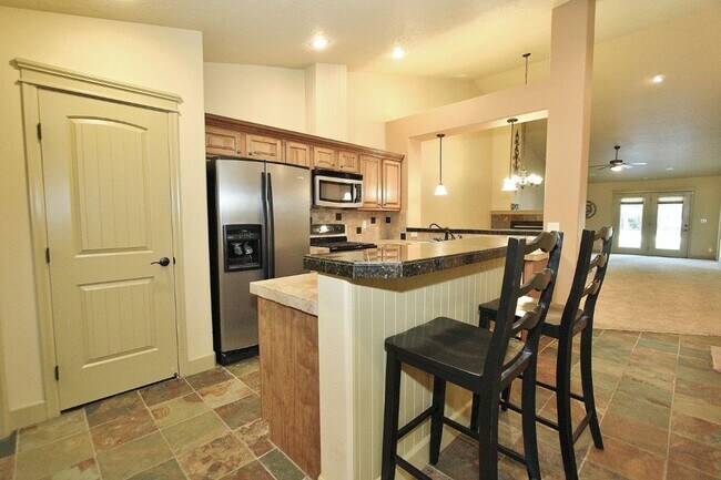 Building Photo - Immaculate Single-Level Townhouse