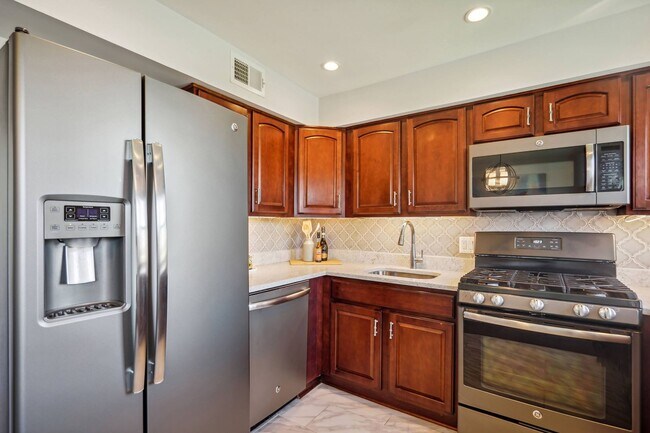 Building Photo - Lovely 3 BR/2 BA Condo in Barry Farm!