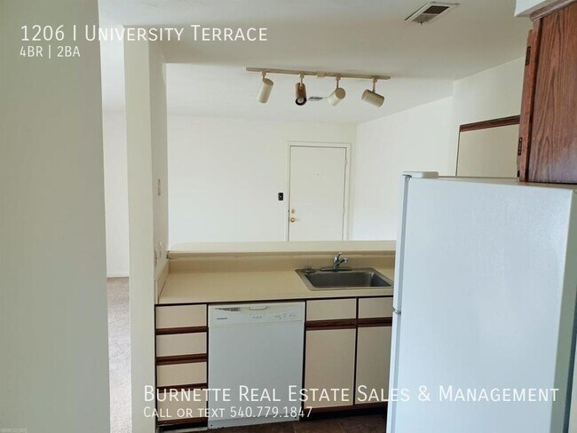 Building Photo - 1206 University Terrace