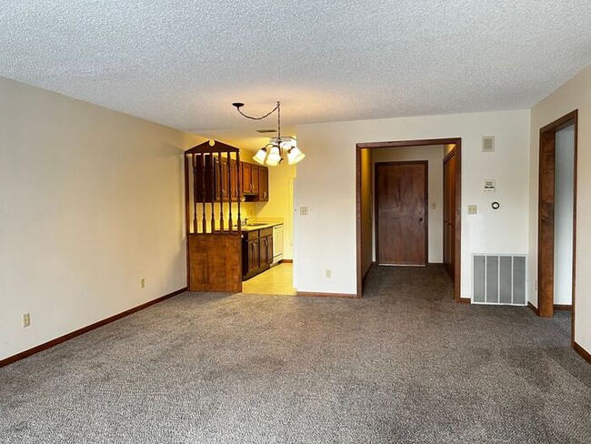 Building Photo - $1,300 | 2 Bedroom, 1 Bathroom Condo | Pet...