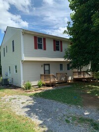 Building Photo - 3 Bedroom 2.5 Bath Duplex