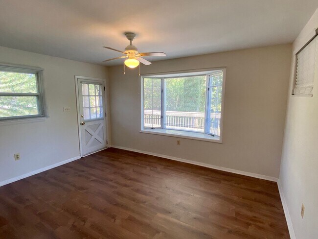 Building Photo - Charming 3Bedroom/2Bathroom Detached Home ...