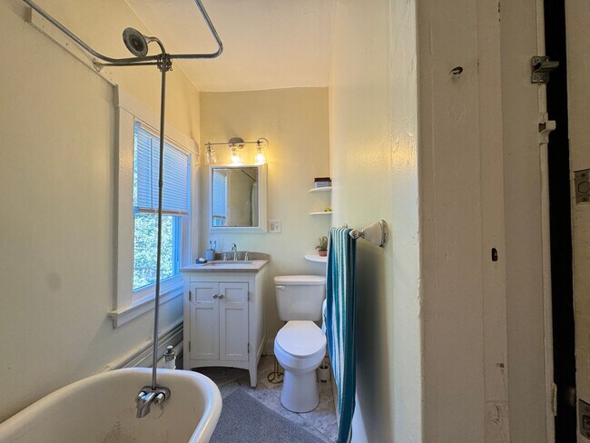 Building Photo - Spacious 2-Bedroom, 2-Bath in East Rock – Newly Renovated!