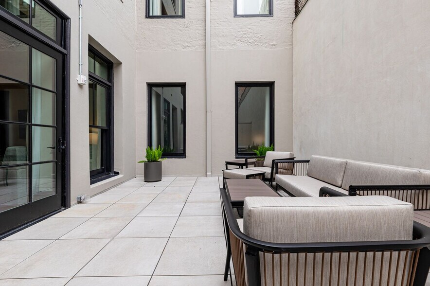 Building Photo - 1011 Canal St