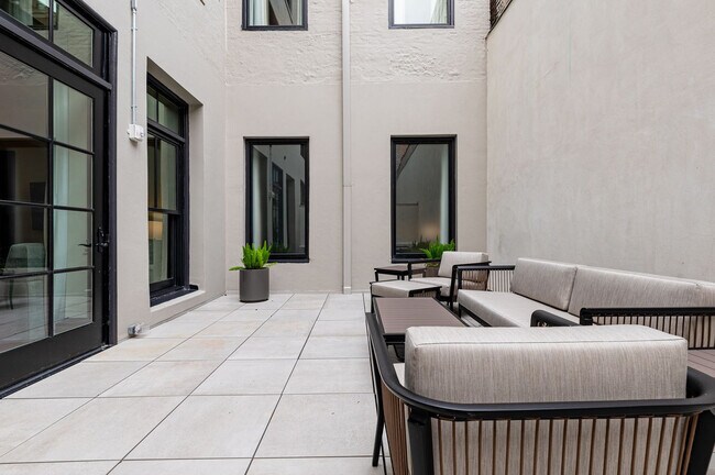 Building Photo - 1011 Canal St