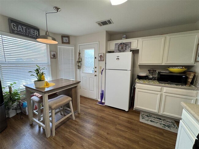 Building Photo - 1015 Thackeray Ln