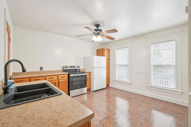 Building Photo - 1660 N Marshall St