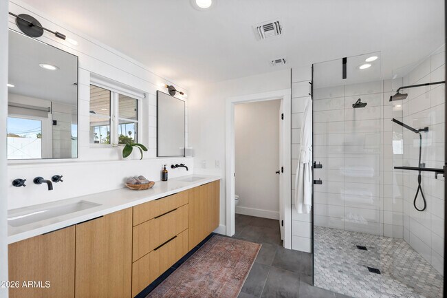 Building Photo - 4244 N 35th Pl