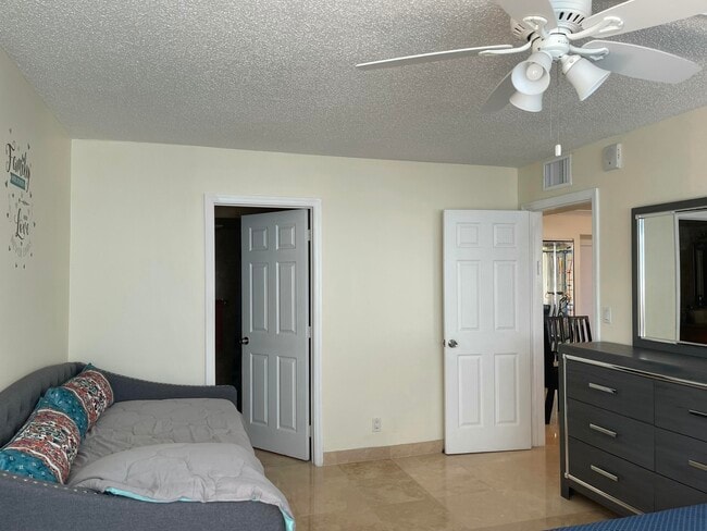 Building Photo - 1237 Hillsboro Mile