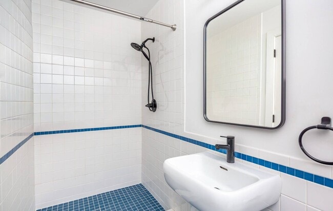 Building Photo - 212 Meadows W