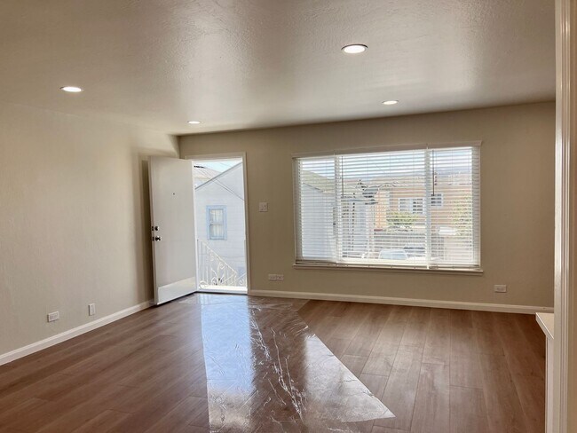 Building Photo - Light, bright & all NEW inside. Beautiful upgrades in this naturally bright 2 bd, 1 ba unit with ...