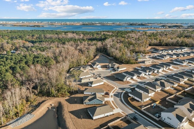 Building Photo - 4 bedroom Home in WATERSIDE!