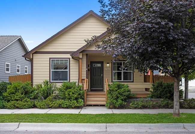 Building Photo - Gorgeous 4 Bed / 3 Bath Home on Hermione Lane!