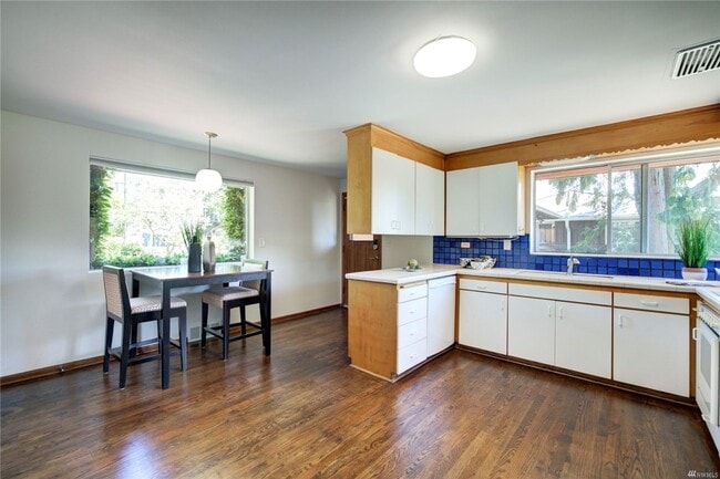 Building Photo - 4Bd/1.75Ba Seattle Home
