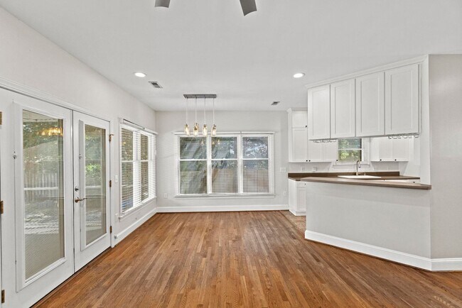 Building Photo - Large Leland Home for rent with Fenced Back Yard!