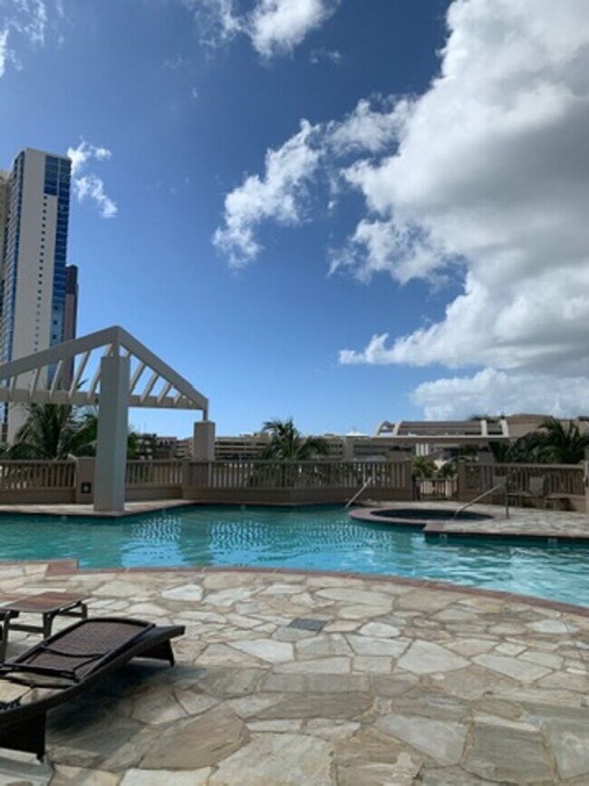 Building Photo - Fully Furnished 1 Bed-1BathPet Friendly Un...