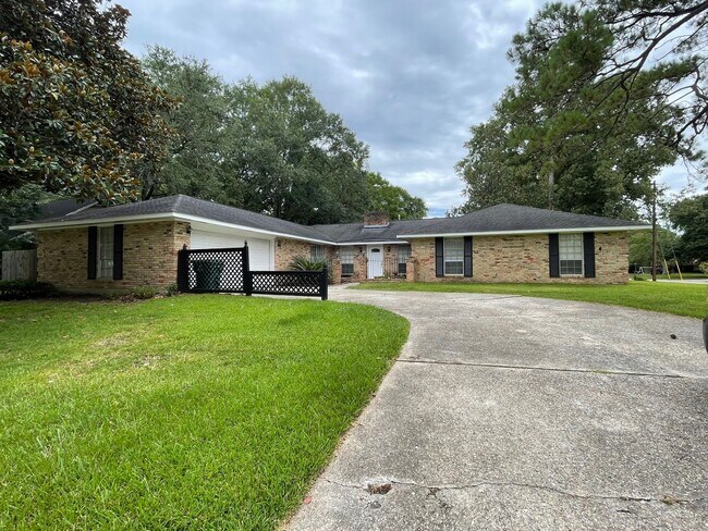 Building Photo - 334 Country Club Blvd