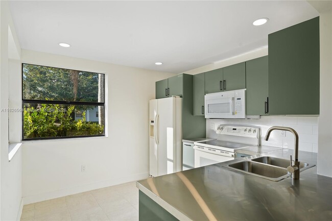 Building Photo - 1160 Washington Cir