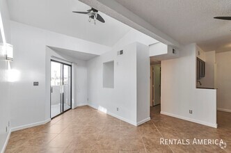 Building Photo - Availabe now 1 bed 1 bath