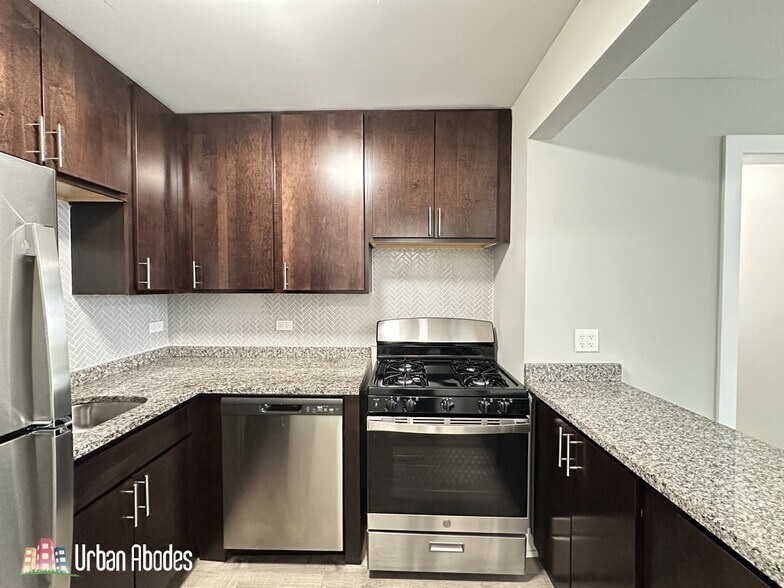 Building Photo - 528 W Surf St