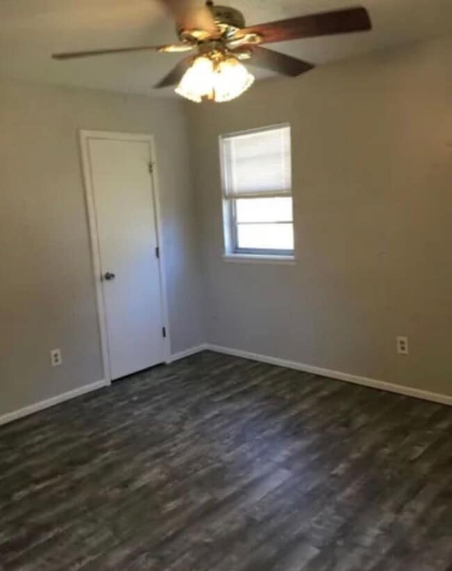 Building Photo - 3 Bedroom Available April 1st