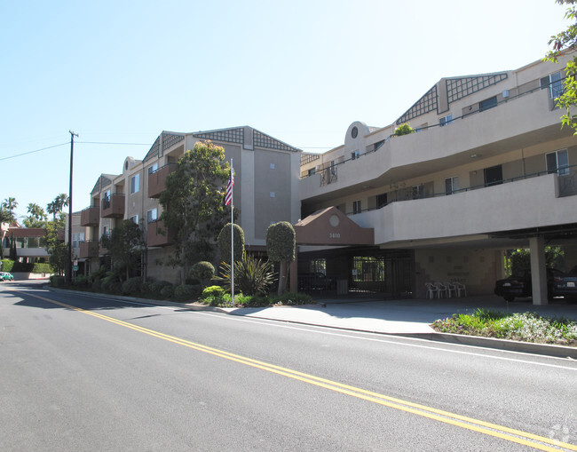 Primary Photo - Ross Manhattan Terrace