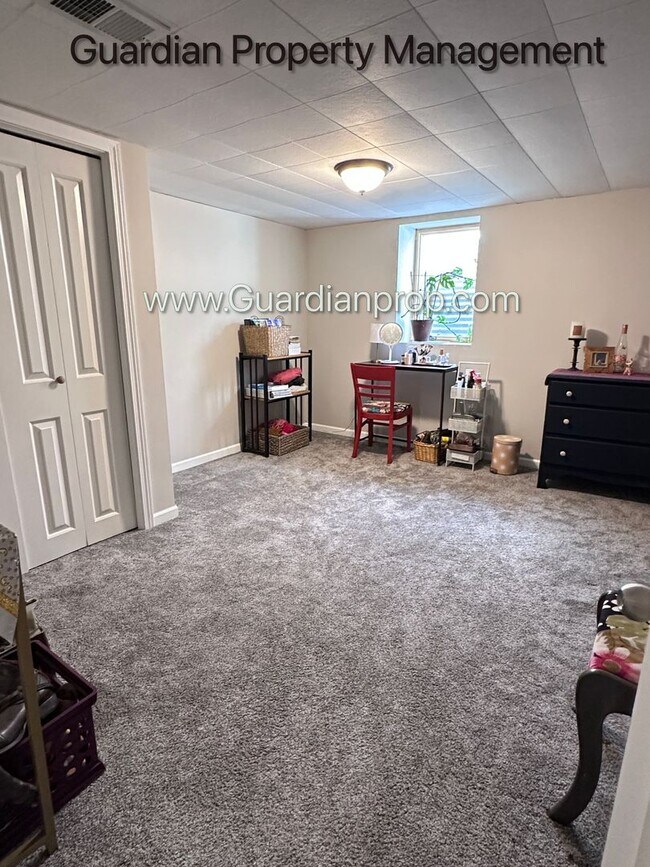 Building Photo - St Louis Park Single Family Home, Fenced In yard, Washer/Dryer, Fenced 1 Car Garage