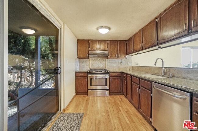 Building Photo - 364 Pershing Dr