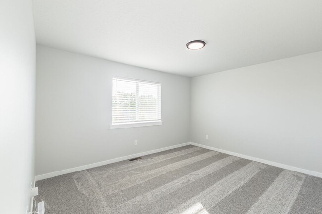 Building Photo - BRAND NEW 4 Bed 2.5 Bath Home