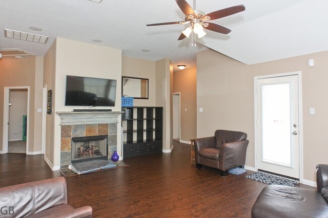 Building Photo - 511 Plantain Ln