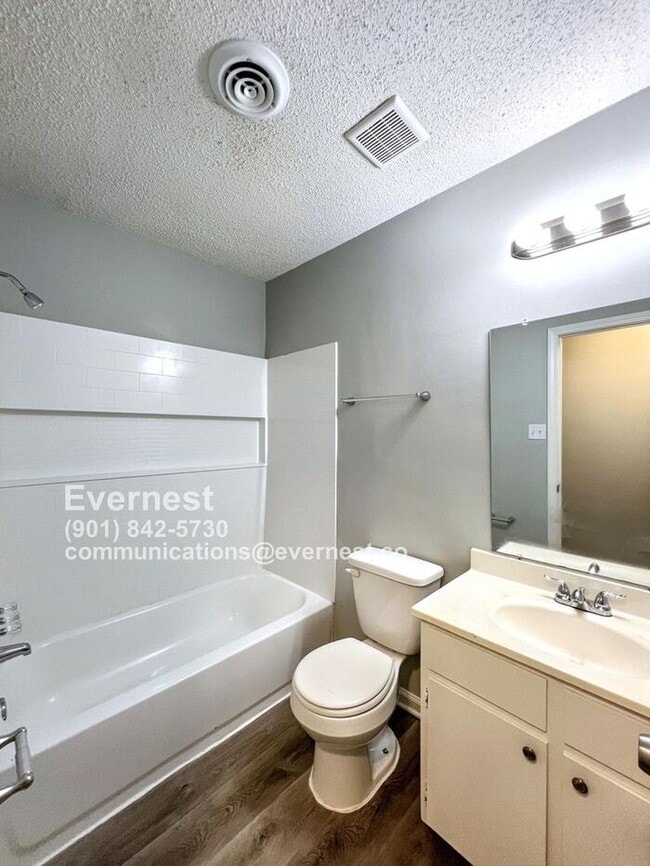 Building Photo - 3210 Briarwood Dr