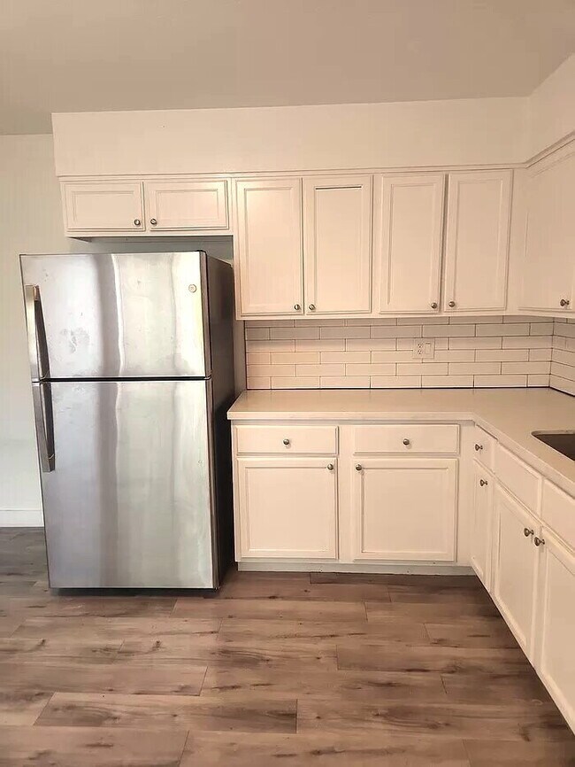Building Photo - TERRIFIC 2 BEDROOMS 1 BATH SINGLE STORY FO...