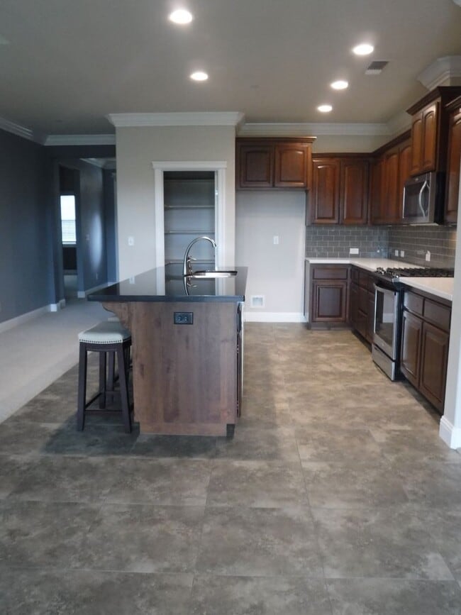 Building Photo - Lovely 4 Bedroom Home!