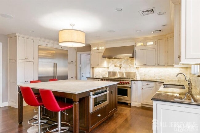 Building Photo - 4 Rebel Run Dr