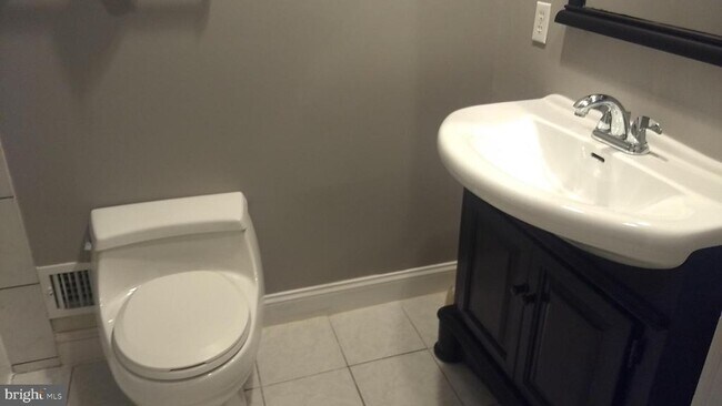 Building Photo - 936 Longfellow Ct