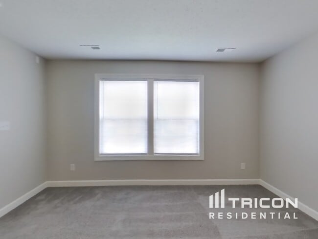 Building Photo - 2990 Parkview Dr