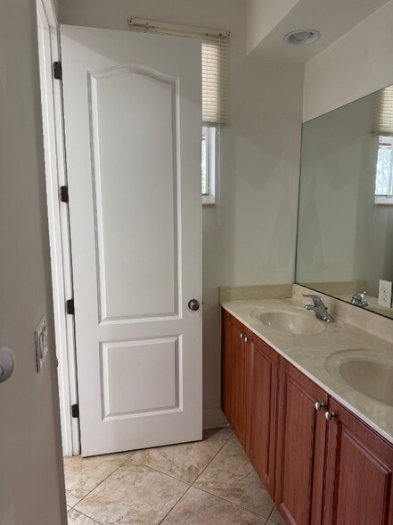 Building Photo - 708 SW 147th Ave