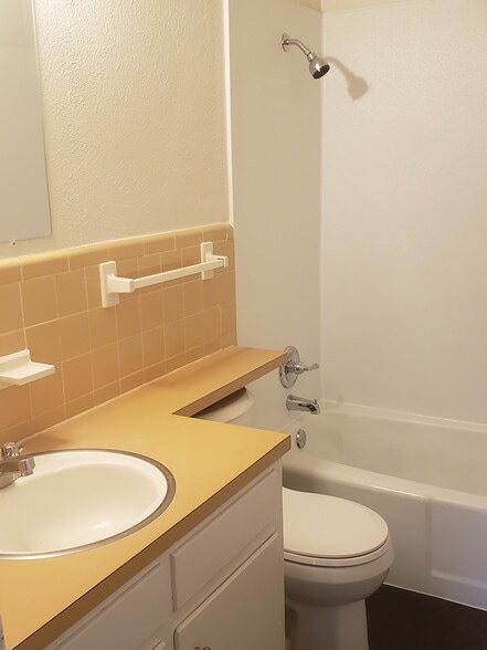 Full Bath - 629 Apollo Dr