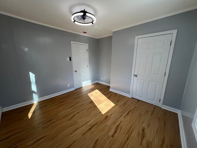 Building Photo - 452 Salem St