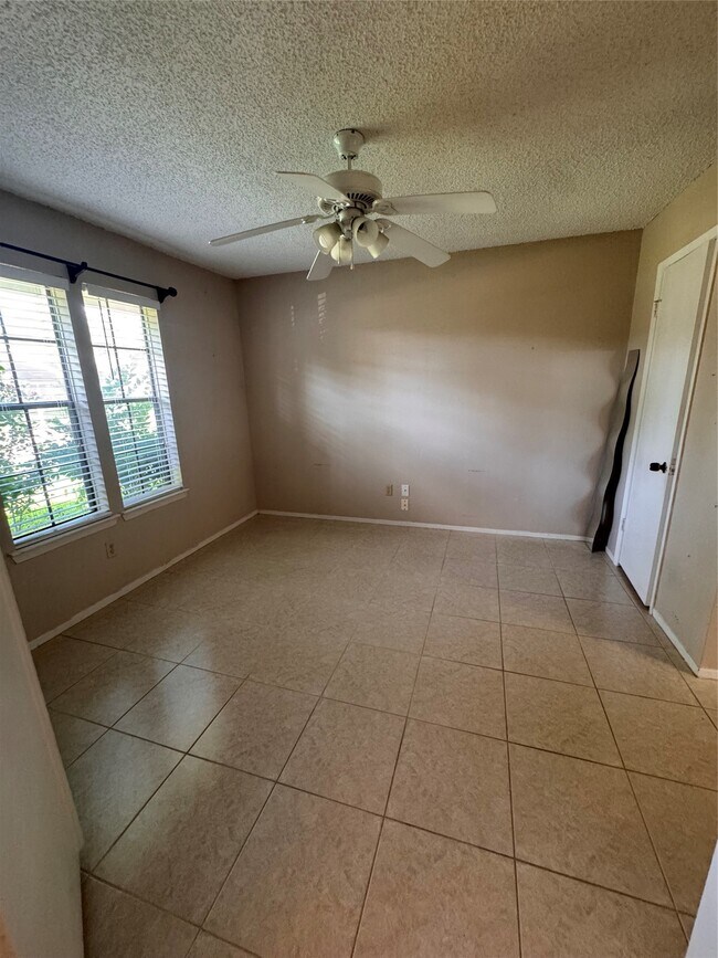 Building Photo - 3423 Pecan Point Dr