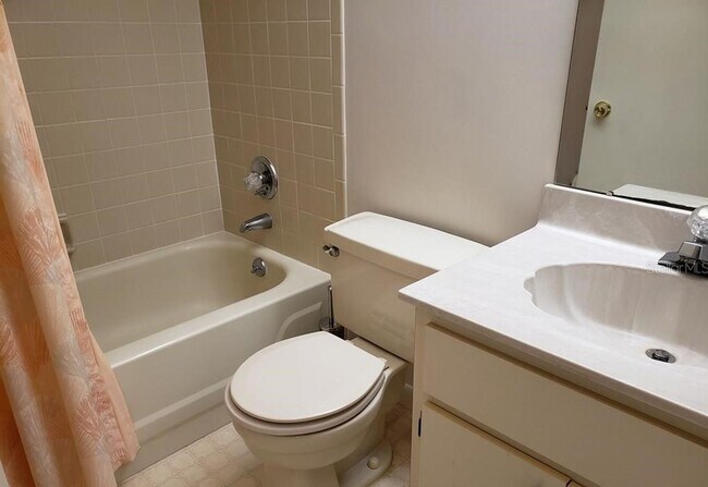 Building Photo - Beautiful Pond Front 2 Bedroom 2 Bath Townhome in the Wood Haven Community