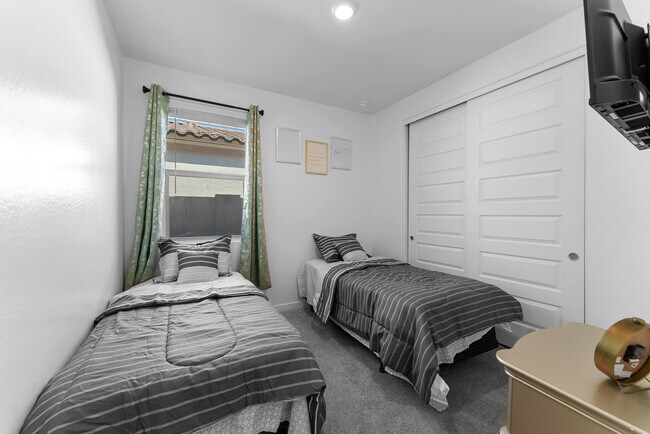 Building Photo - 1645 W la Mirada Dr