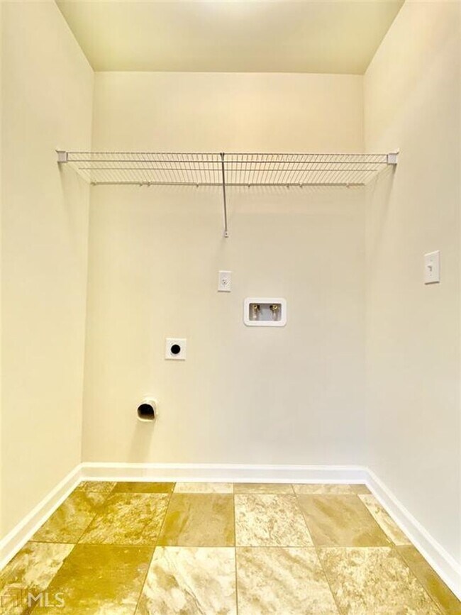 Building Photo - Wow! Like new, 3 bed, 2.5 baths, tile floo...