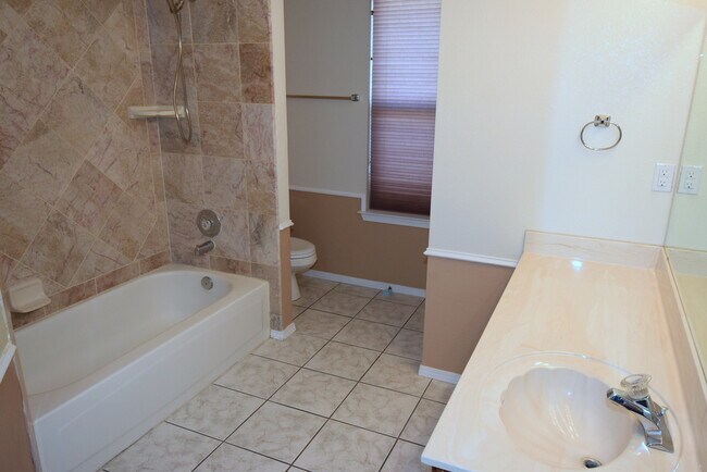 Building Photo - 3 Bed 2 Bath 1700 SF
